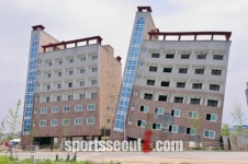 [SS포토] 기울어진 아산테크노밸리의 오피스텔