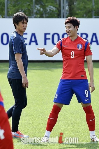 [SS포토] 손흥민, '홍명보 감독님, 저기 보세요~'