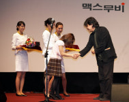 [제4회최고의영화상]봉준호 감독, 네티즌들이 직접 쓴 책 받아