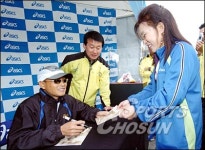 [춘천마라톤 이모저모] 골인 뒤 반지주며 깜짝 프로포즈