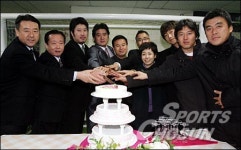 유소년 클럽 SKK FC 실내축구장 개장..김미화씨 부부도 참석