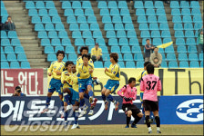 K-리그와 J-리그 동시 개막...관중수는 극과 극