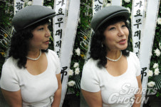 [포토] 탤런트 이숙, 효녀가수 현숙과 함께 슬픔 나눠