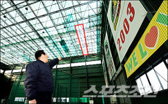 구멍 뚫린 현대 원당훈련장 지붕...엄동설한 속 훈련중