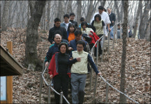 토토봉사단, 구룡산서 장애우들과 등산 체험