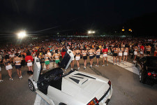 [사진] 수퍼카와 레이싱걸이 만났다