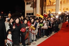 드라마 촬영장에 400여명 한류팬 운집 역시 최지우!