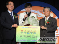 [화보]  스포츠조선을 바라보며 환하게 웃는 MVP 추승균