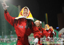 [프로야구 20일 경기화보] 발로 어딜? 장난꾸러기 대호