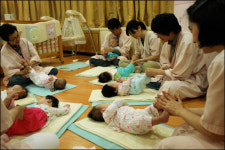 스포츠토토 사회봉사단 신생아 돌보기...내 아이 처럼 ~