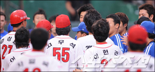 감정이 과열된 KBO리그 경기, 하주석과 신민혁의 갈등으로 인한 벤치클리어링 현장
