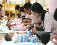영아에 사랑의 마사지 불우이웃에 무료급식