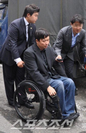 강원래, 휠체어 타고 조문…
