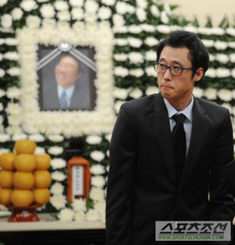 [포토] 故 백남봉 빈소...조문하는 가수 현철