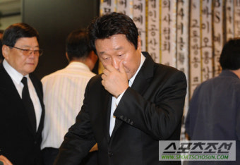 [포토] 故 백남봉 빈소...조문하는 가수 현철