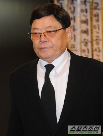 [포토] 故 백남봉 빈소...조문하는 가수 현철