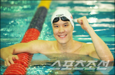 21세 청년 박태환 수영장 밖에서는...