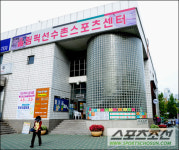 주민의 스포츠센터 헐값에 팔다니...