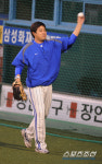 [포토] 시구자 돕는 친절한 양신