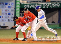 [포토] 박한이, 나란히 선 채 아웃!