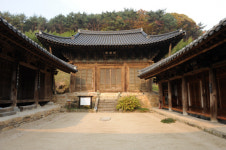 단청이 없어 더 고색창연한 비구니 선원, 영천 백흥암