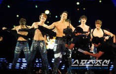 2010 MAMA 2PM, 찢택연 퍼포먼스로 초콜릿복근 대공개 분위기 절정