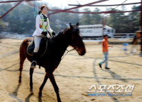 [포토] 말 타고 달리는 장신영 이랴!! 달려~~