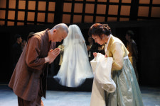 [공연 리뷰] 웃음과 통속의 미학으로 재해석한 5월 광주,  연극 푸르른 날에