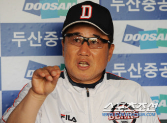 [포토] 김광수 감독대행 '투수 운용 신경 써야죠'