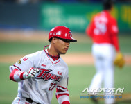 [포토] 해결사 김상현, 김광현 상대로 역전 쓰리런