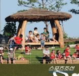 [포토] 원두막 야구 관람, 운치있네!