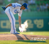 [포토] 로진 잡는 장원삼, 시작이 좋다!