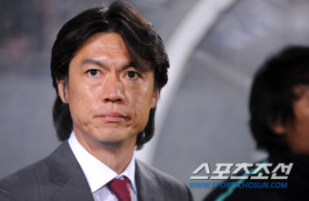 홍명보 감독, 그날 밤 선수들 앞에선 웃었다
