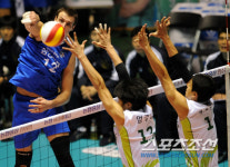 [포토] 스파이크 가빈, 블로킹도 소용없는 공격!