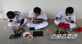 휘트니사우나컷트실 | [포토] 윤석민 '땅바닥에 앉아서 밥먹어도 맛있어요'