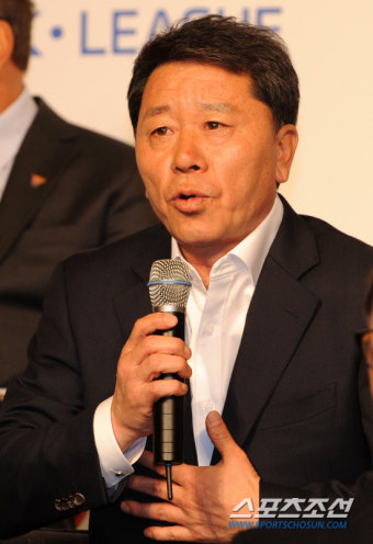 [포토] 정해성 감독, '변명 없는 축구 하겠습니다~'