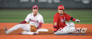 [포토] KIA 나지완- 넥센 강정호 둘이 나란히 앉아...