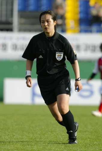 홍은아 국제심판, 런던올림픽 女축구 휘슬 분다