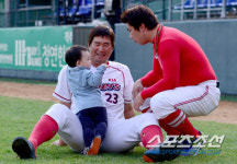 (주)지완테크 | [포토] 아들 바보! 최희섭, '지완아! 내 아들 예쁘지?'