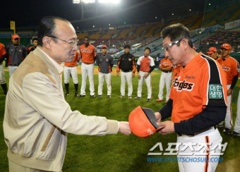 [포토] 김승연 회장 '선수단에 격려금 전달'