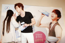코리아 이종석, 팬들과 극장에서 우유 데이트