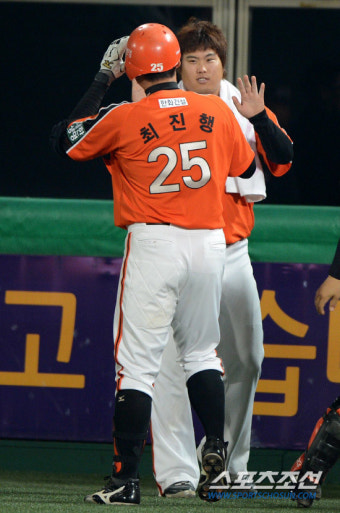 [포토] 역전 2점포 최진행, '현진아 내가 승리 챙겨준다고 했지!'