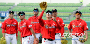 [포토] 엄정욱 '왜 나만 눈이 부신거지?'
