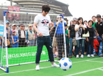 안정환, 직접 안대쓰고 시각장애 축구경기 체험