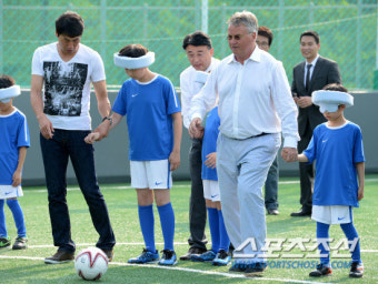 [포토] 히딩크-유상철, '시각장애아동과 함께 축구경기를~'