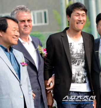 [포토] 오랜만에 만난 히딩크-유상철, '반가움에 팔짱끼고 포즈~'
