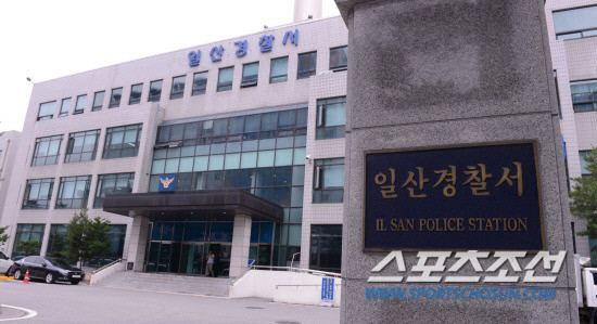 가수 조관우, 팬에게 소주병으로 목 찔려 80바늘 꿰매어…팬 용서 밝혀 (76자)