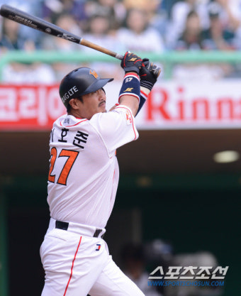 [포토] SK 이호준 '펜스앞에서 잡힌 희생 플라이로 1터점'