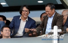 [포토] 슈퍼매치 찾은 조광래 전 감독과 박지성의 부친 박성종씨