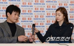 [포토] 친절한 김연아 '코치님 마이크 받으세요!'